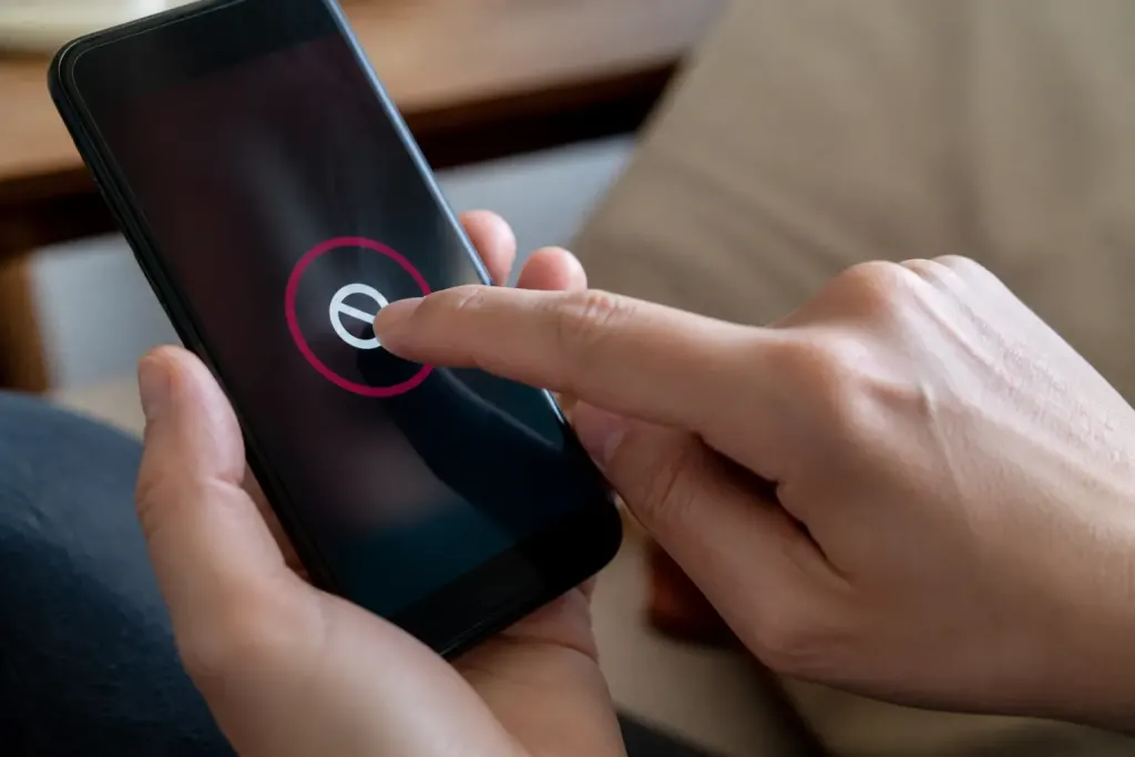 Doigt actionne bouton interdiction sur ecran telephone
