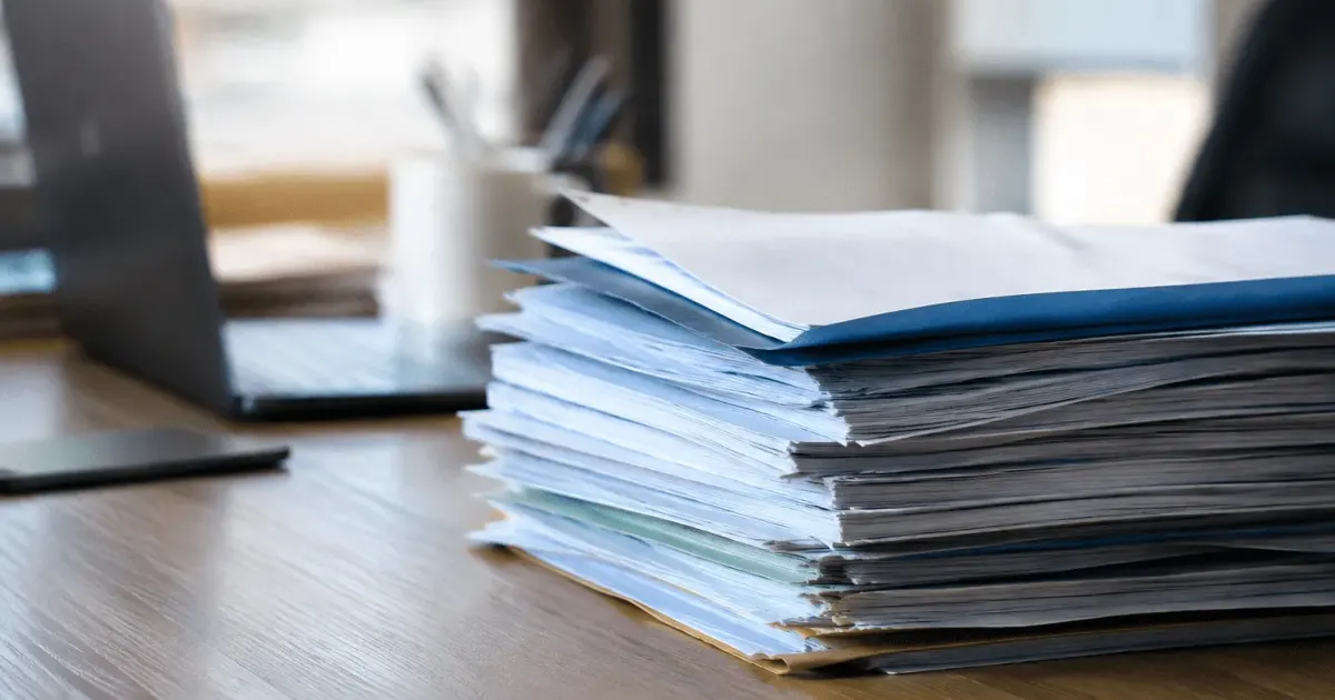 Documents d'assurance maladie empiles sur bureau d'entreprise