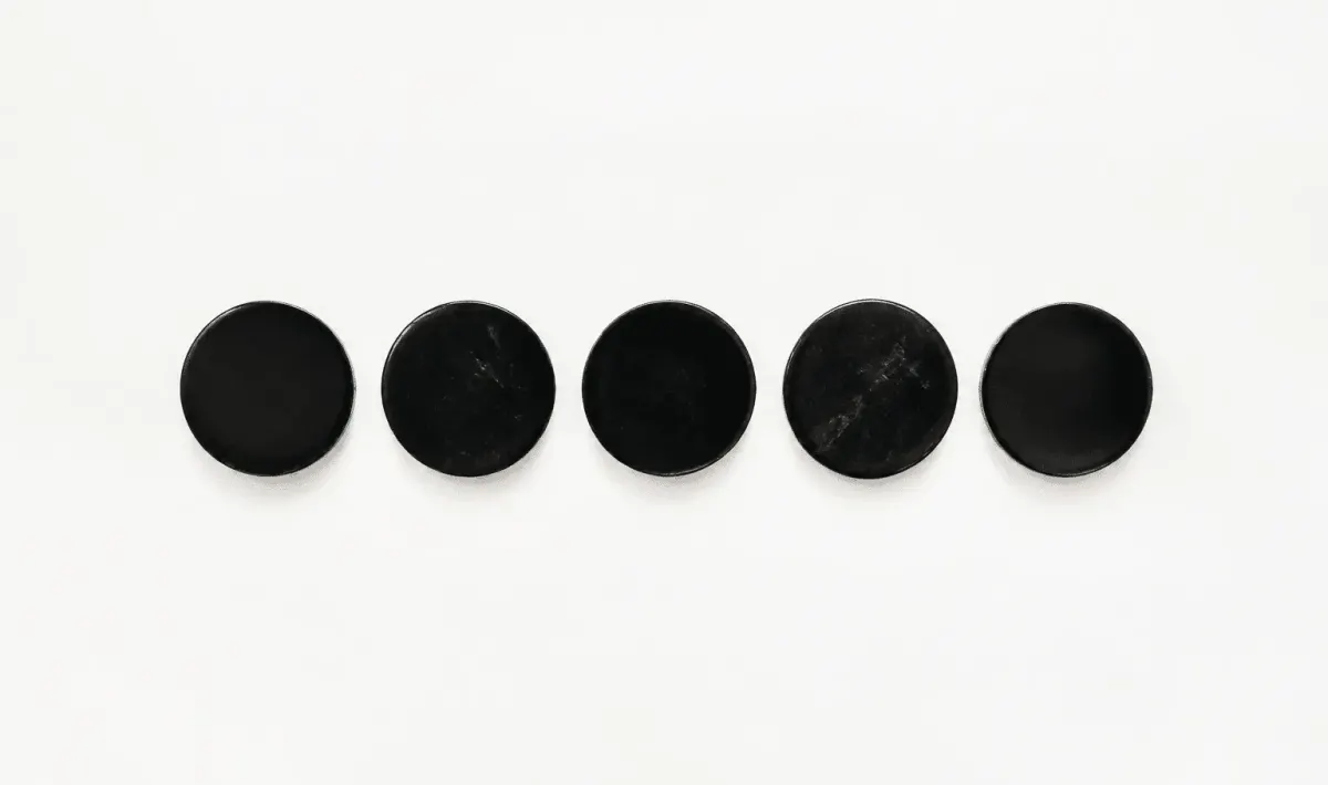 Numéros noirs alignes horizontalement sur fond blanc