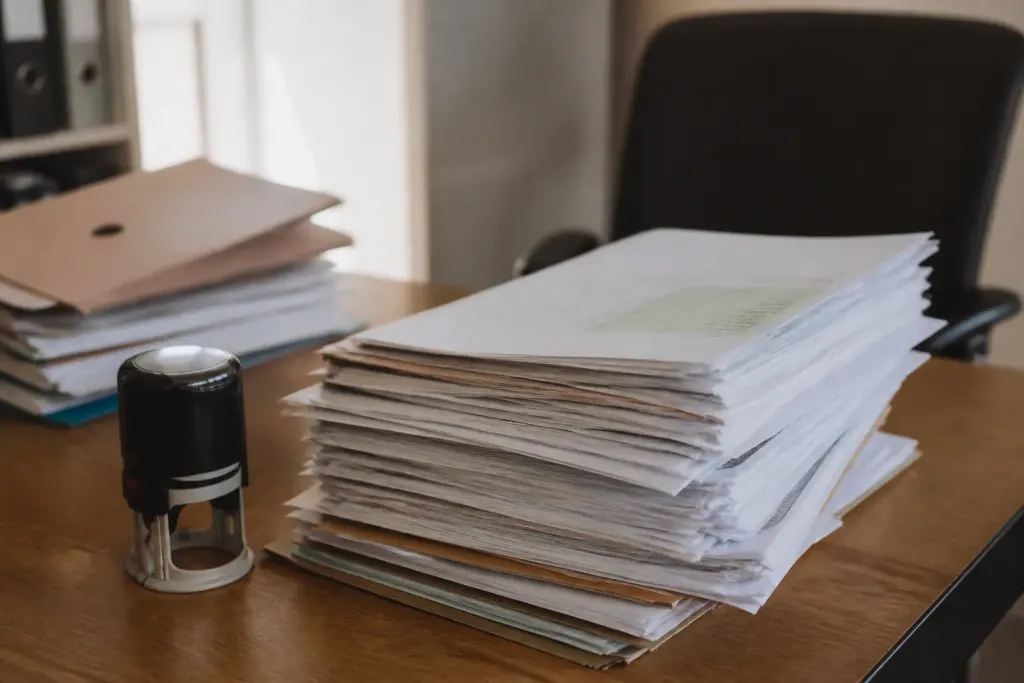 Pile papiers contrat licenciement cachet administratif bureau