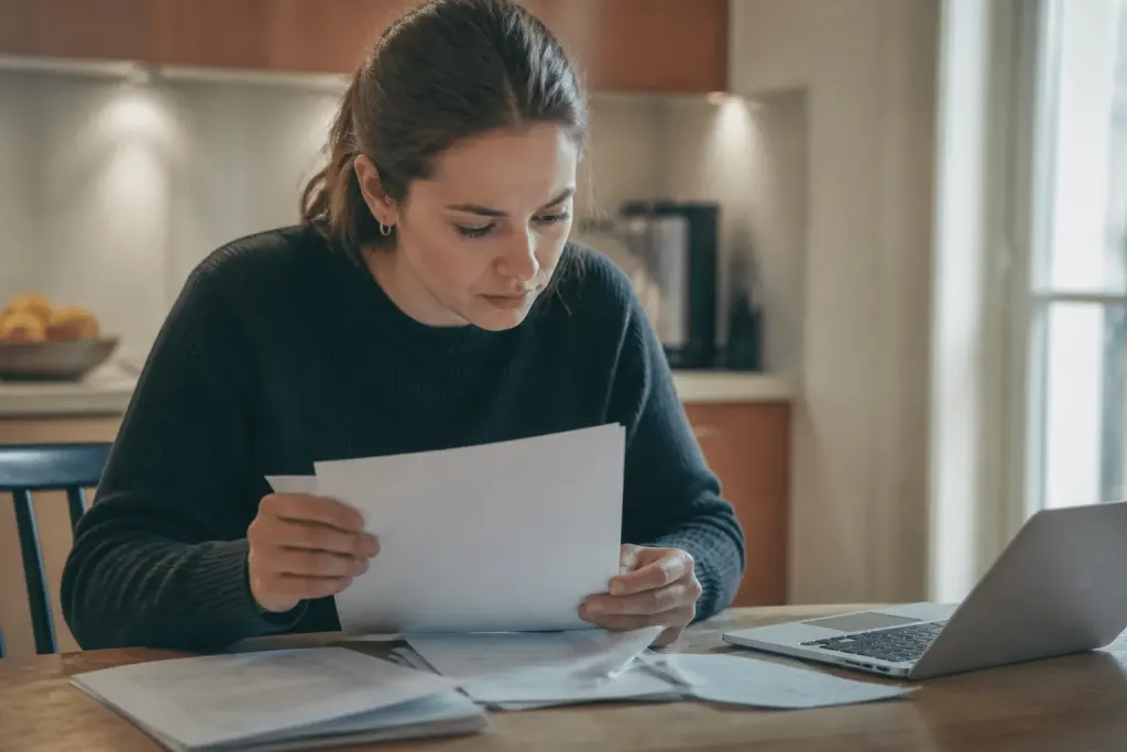 Personne consultant documents assurance santé après démission entreprise