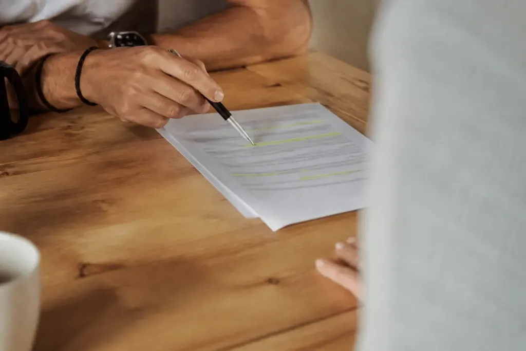 Document contrat avec stylo et clauses de dispense surlignees
