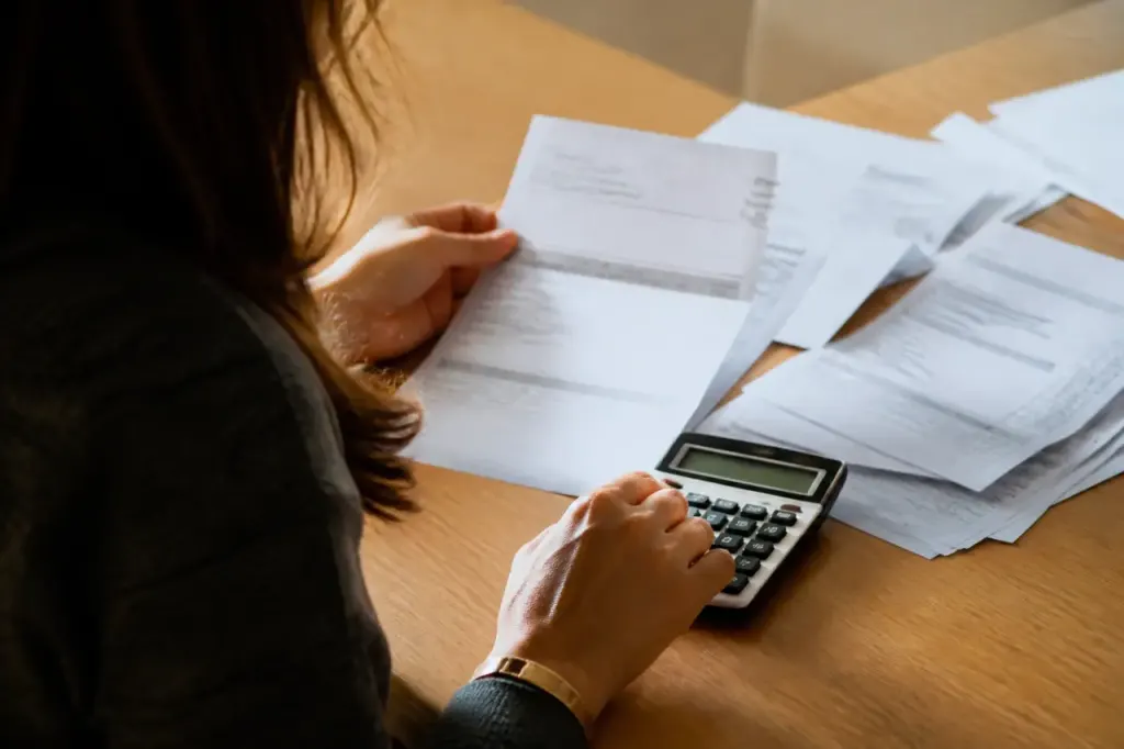 Calculatrice et factures posees sur un bureau