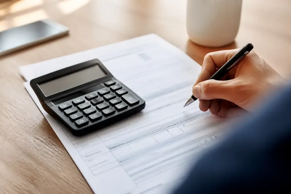 Calculatrice et stylo sur un formulaire administratif
