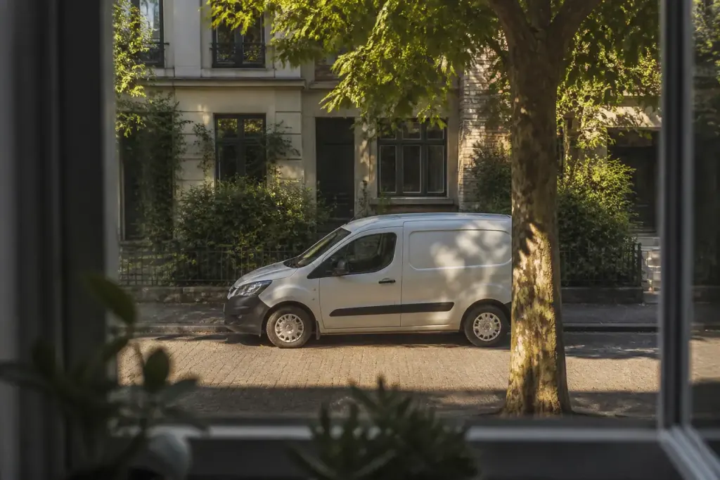 Camionnette blanche garee dans une rue residentielle ensoleillee