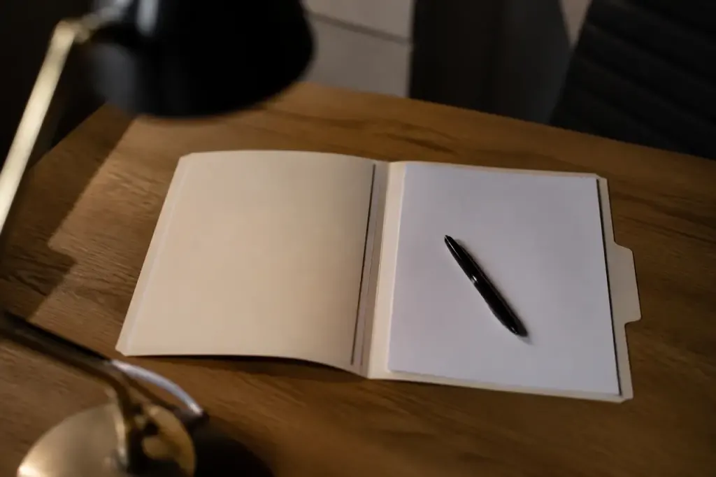 Dossier papier ouvert sur bureau avec stylo noir