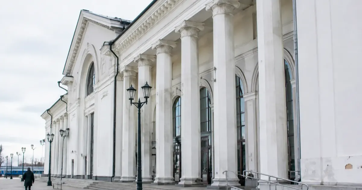 Edifice ferroviaire facade blanche colonnes elevees