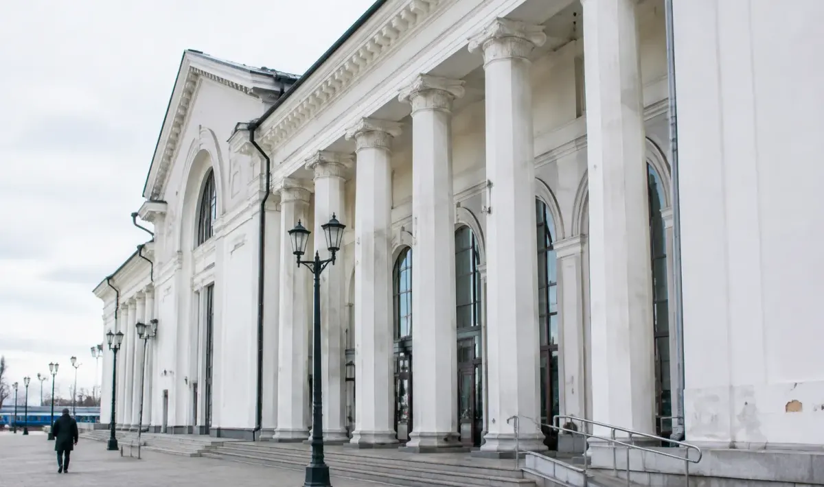 Edifice ferroviaire facade blanche colonnes elevees