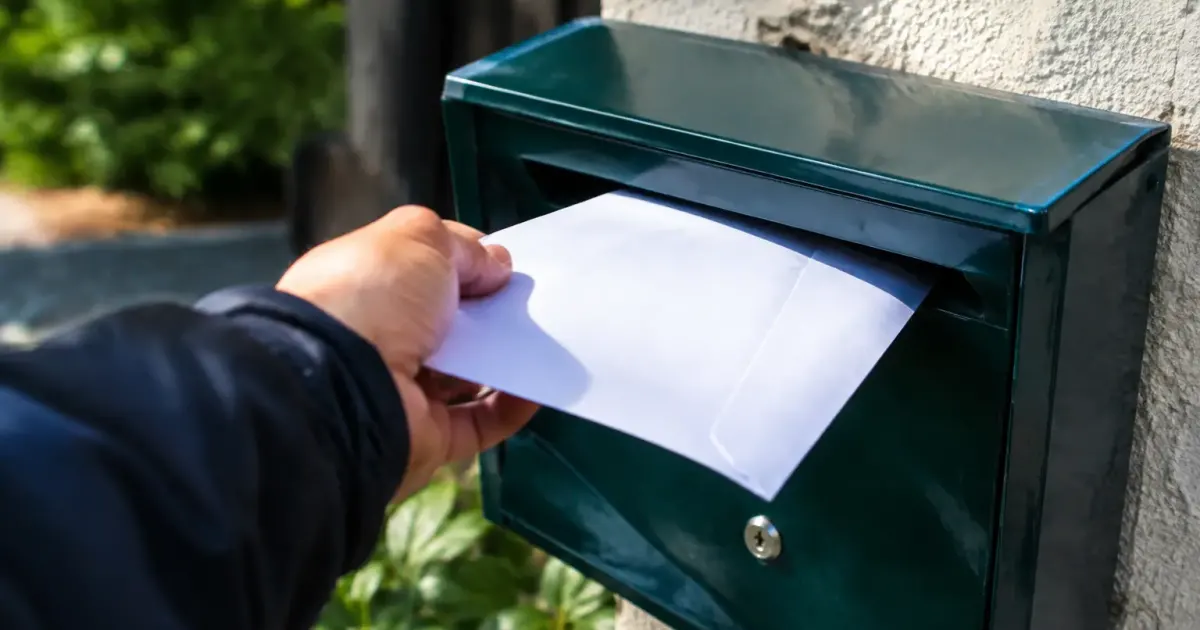 Enveloppe de relance posee sur une boite aux lettres