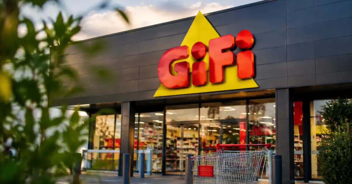 Facade du magasin Gifi avec chariot devant l entree