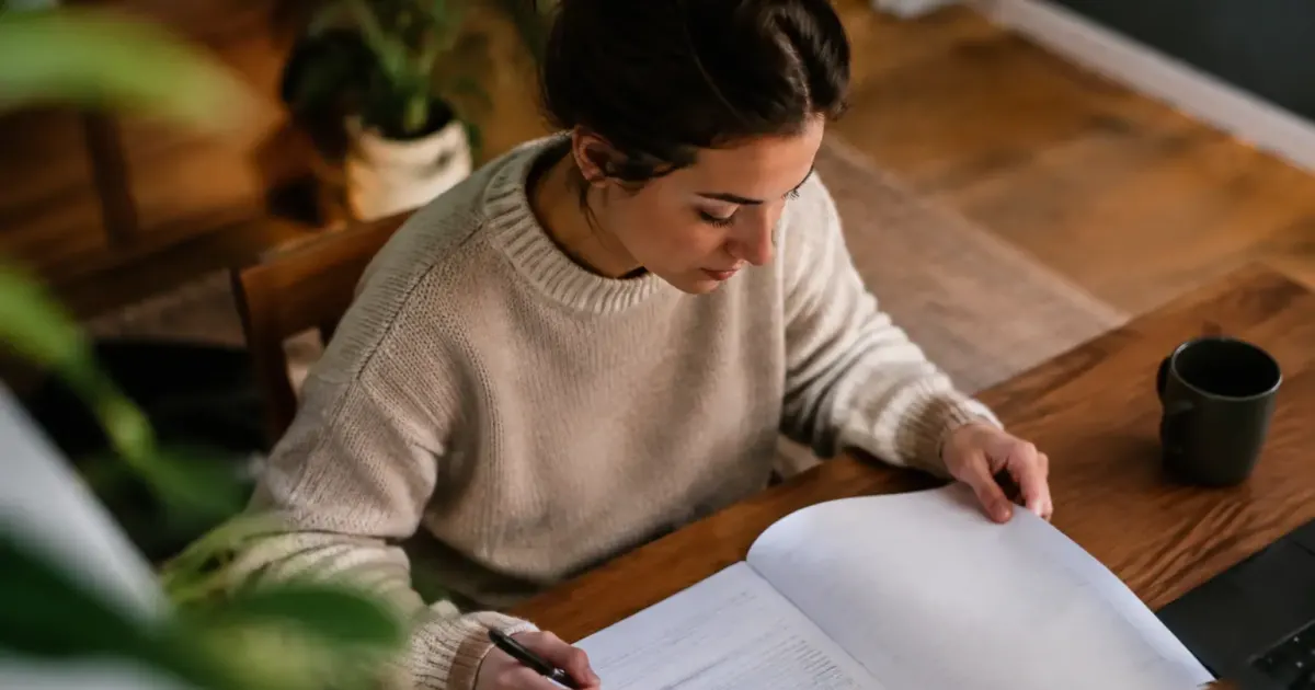 Femme assise a table devant un formulaire ouvert