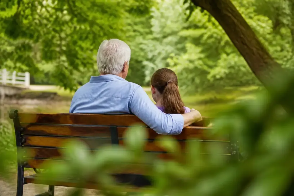 Homme age assis sur un banc avec sa fille