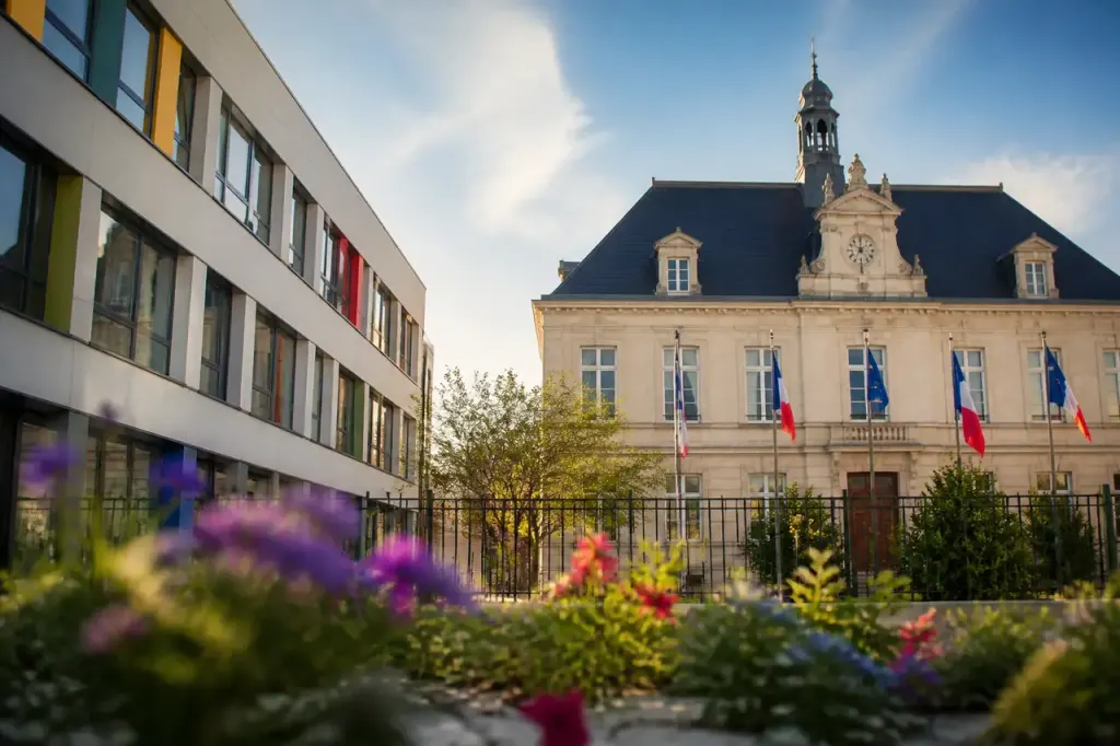 Hotel de ville avec drapeaux devant un groupe scolaire