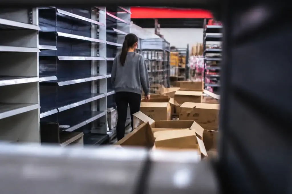 Magasin Gifi aux rayons vides et cartons ouverts