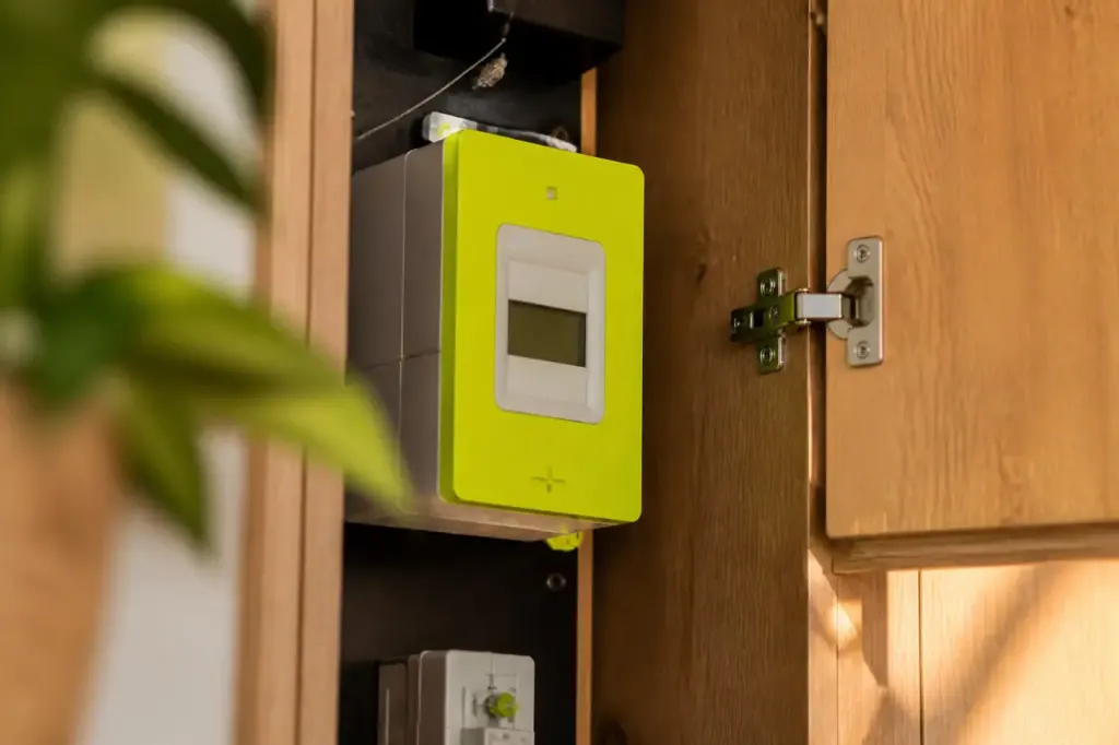 Main notant les chiffres du compteur electrique