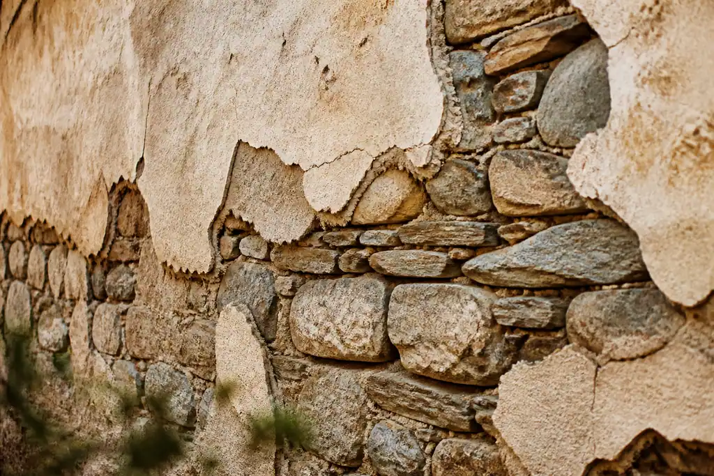 Mur de pierre fissure avec enduit ecaille