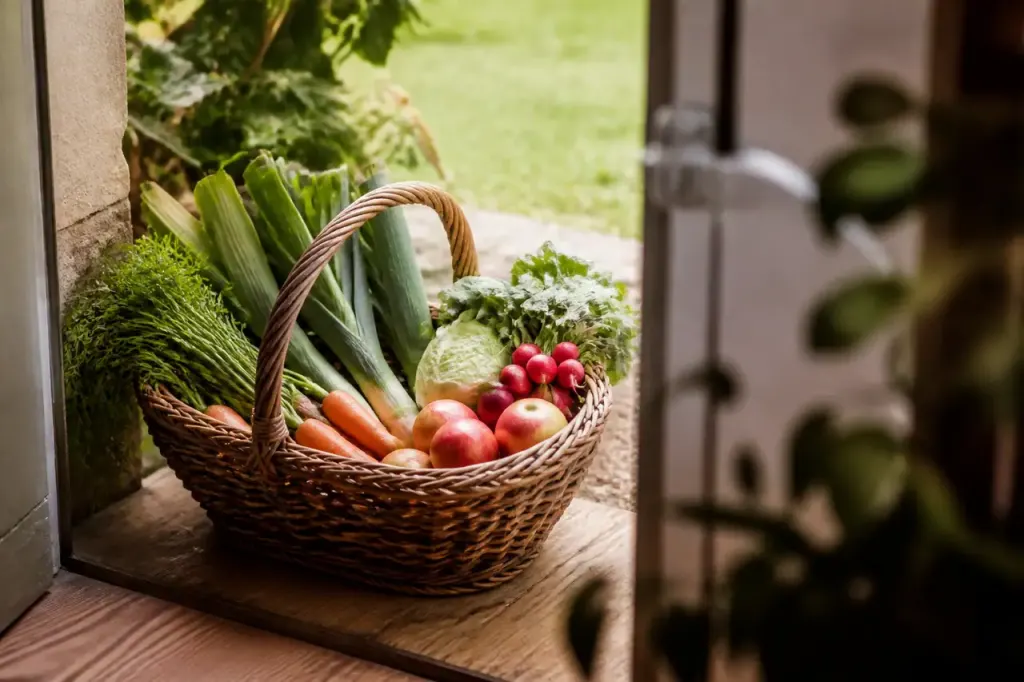 Panier en osier rempli de legumes frais et pommes