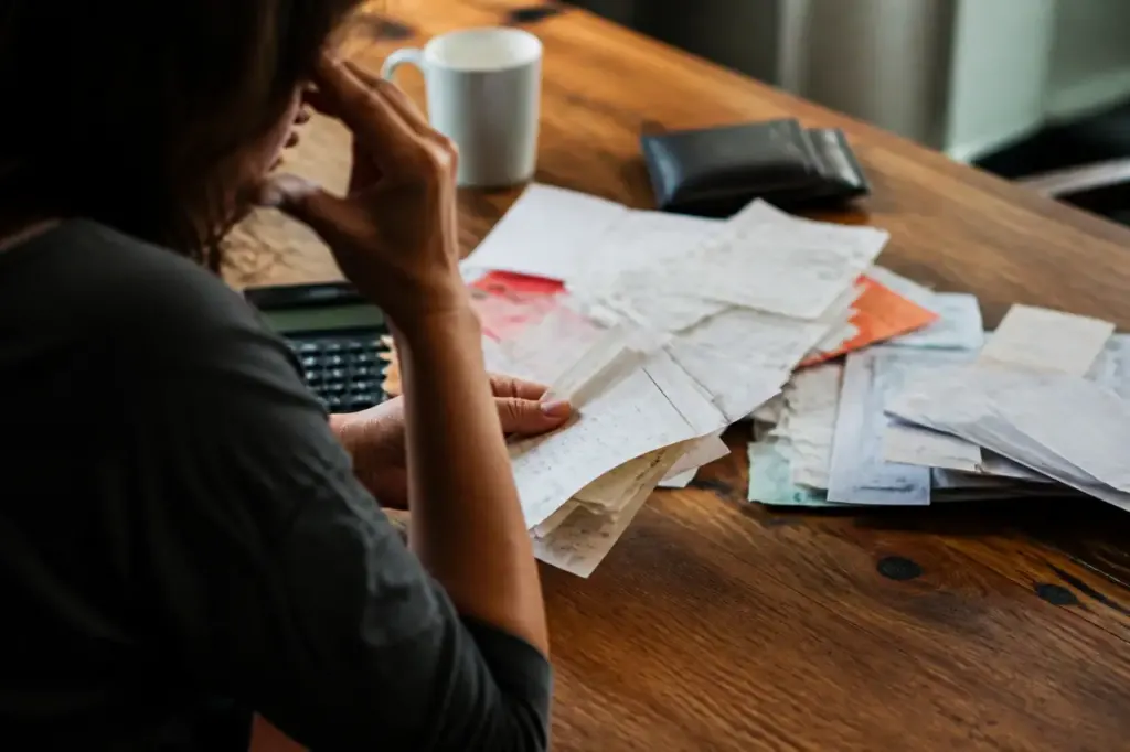 Pile de factures et recus sur un bureau