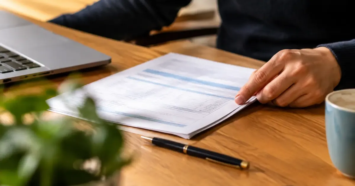 Recu fiscal pose sur un bureau pres dun stylo