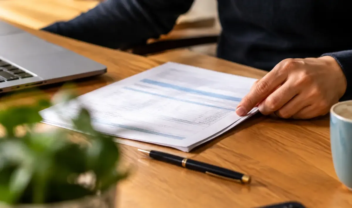 Recu fiscal pose sur un bureau pres dun stylo