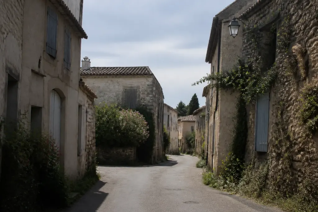 Petite rue de village rural francais avec maisons anciennes