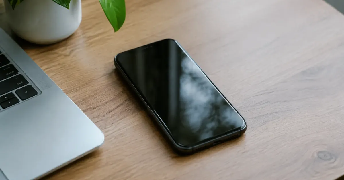 Telephone portable pose face vers le haut sur bureau