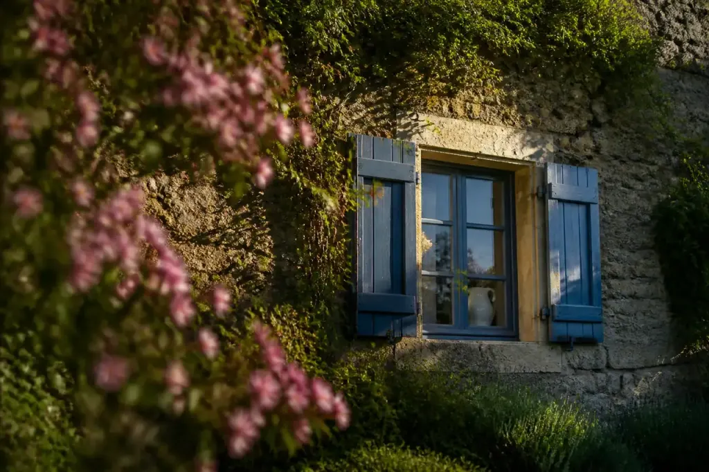 Vieille maison en pierre aux volets bleus