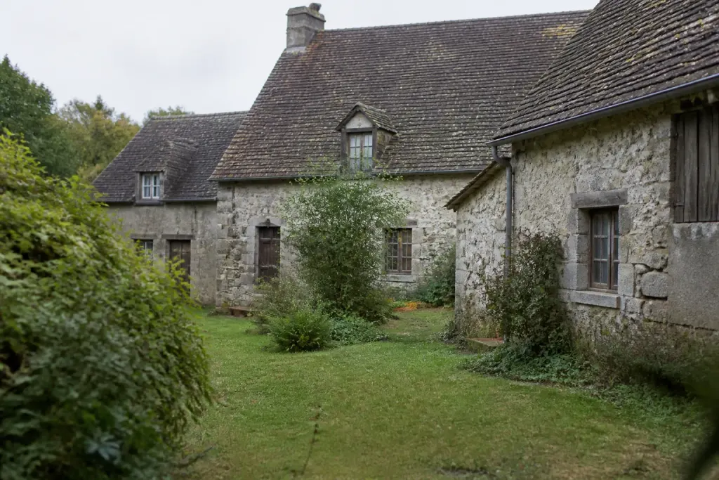 Vieilles demeures avec terrain dans campagne rurale francaise